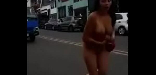  Se desnudan en la calle drogada Costa rrica